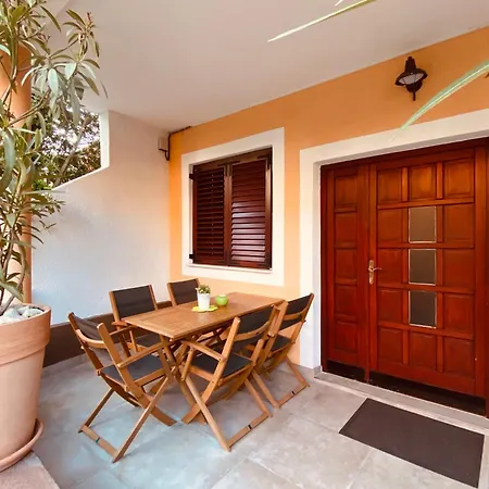 Apartament Dalomar *